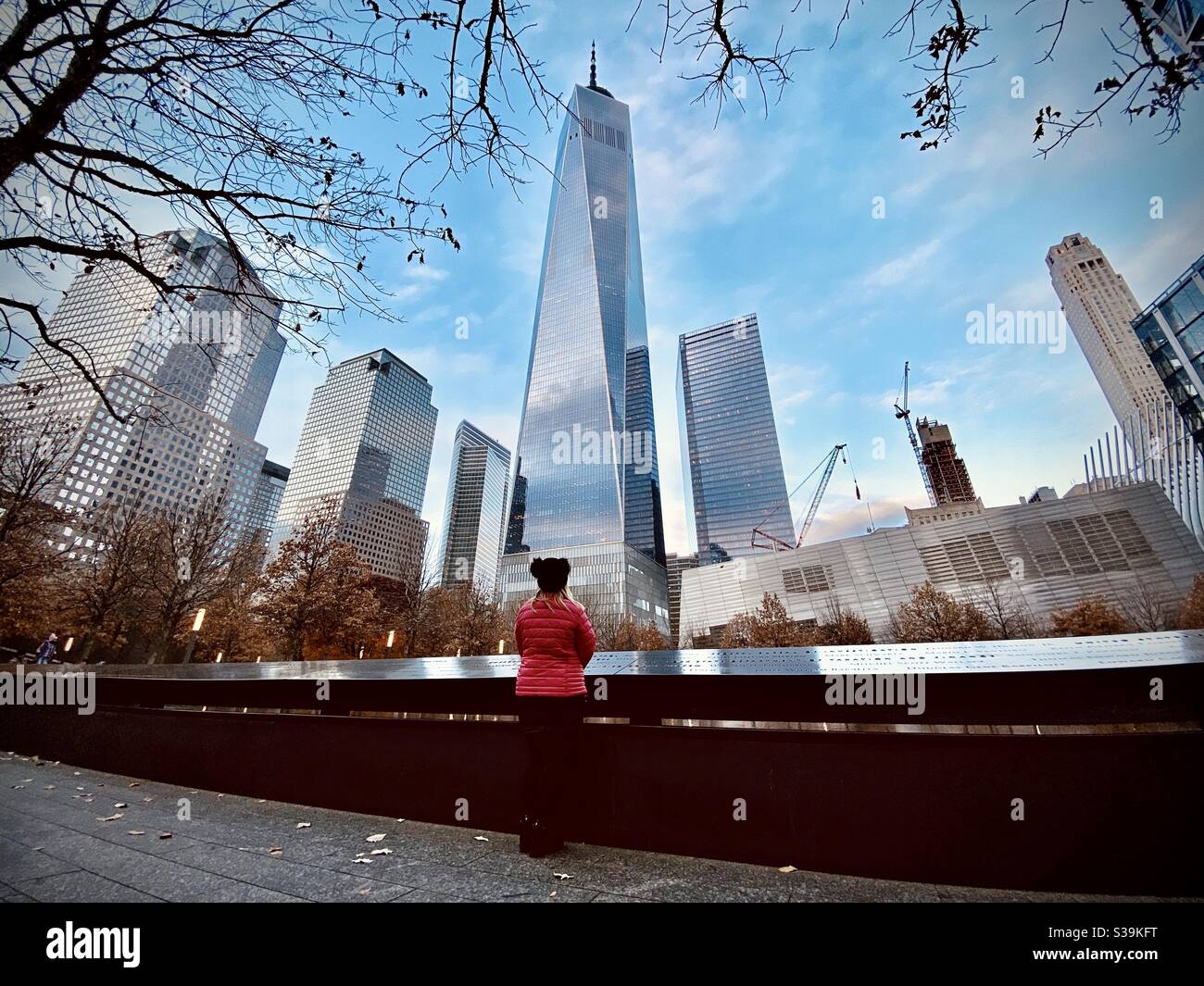 Una mujer disfruta de una vista de la Torre de la Libertad en la ciudad de Nueva York. Foto de stock