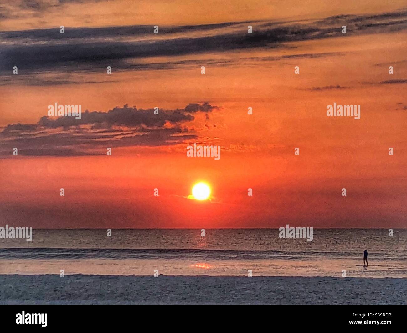 Amanecer sobre el océano, Jacksonville Beach, Florida Foto de stock