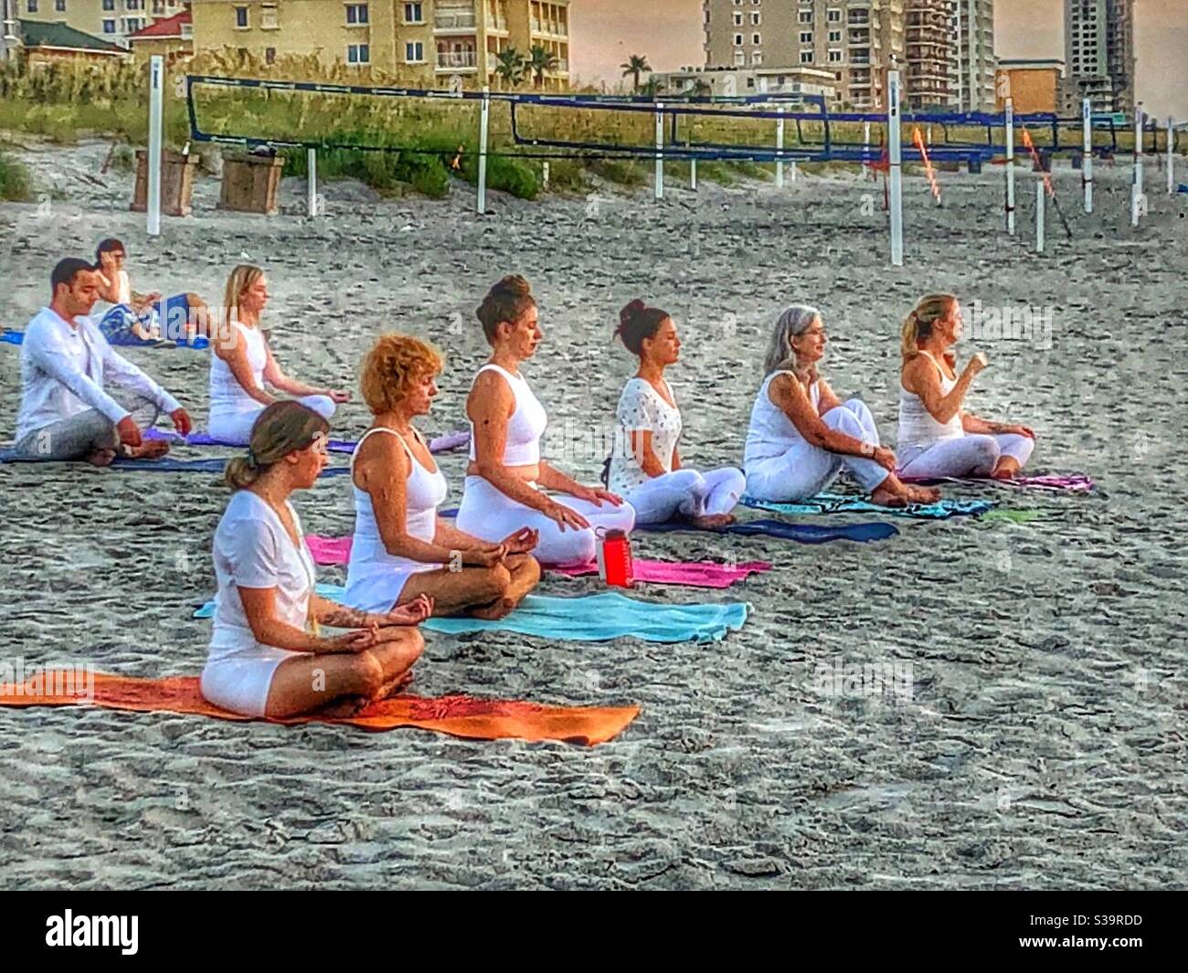 Yoga al amanecer en la playa, Jacksonville Beach, Florida Foto de stock