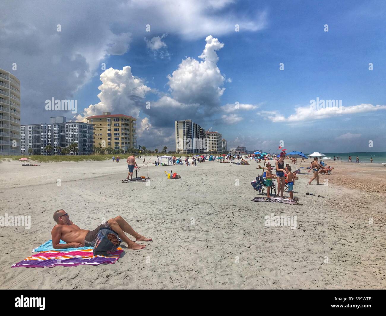 Gente que disfruta de un día de playa en verano, Jacksonville Beach, Florida Foto de stock
