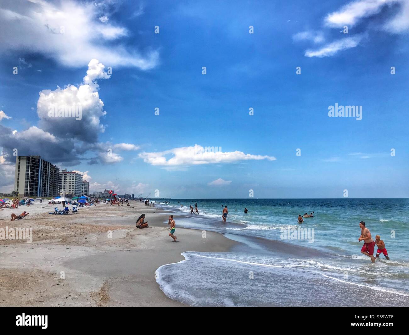 Gente que disfruta de un día en la playa, Jacksonville Beach, Florida Foto de stock