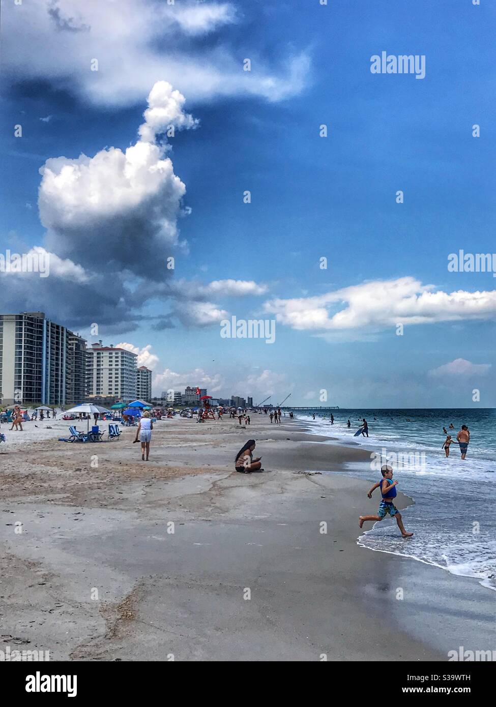 Gente que disfruta de un día de playa en verano, Jacksonville Beach, Florida Foto de stock