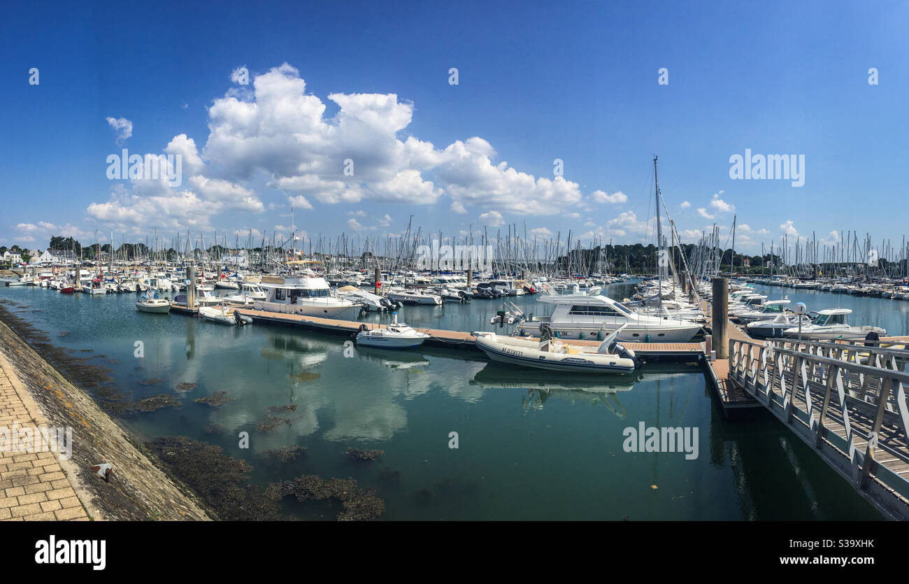 La Trinité-sur-Mer puerto deportivo en Bretaña Foto de stock