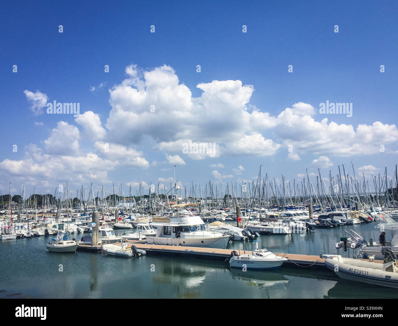 La Trinité-sur-Mer puerto deportivo en Bretaña Foto de stock
