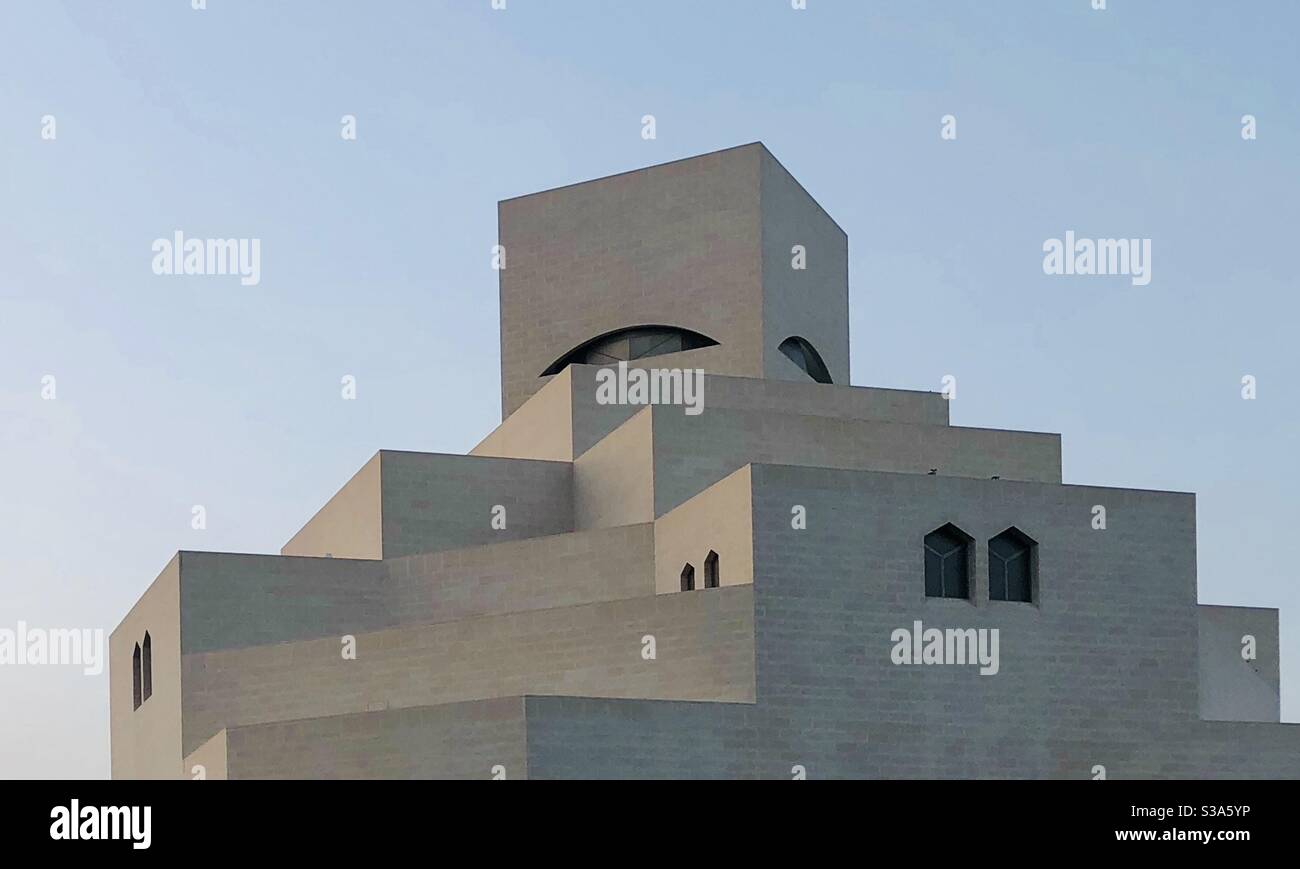 Dos ojos aparecen encima de un velo de cubitos. Museo de Arte Islámico, Qatar Foto de stock