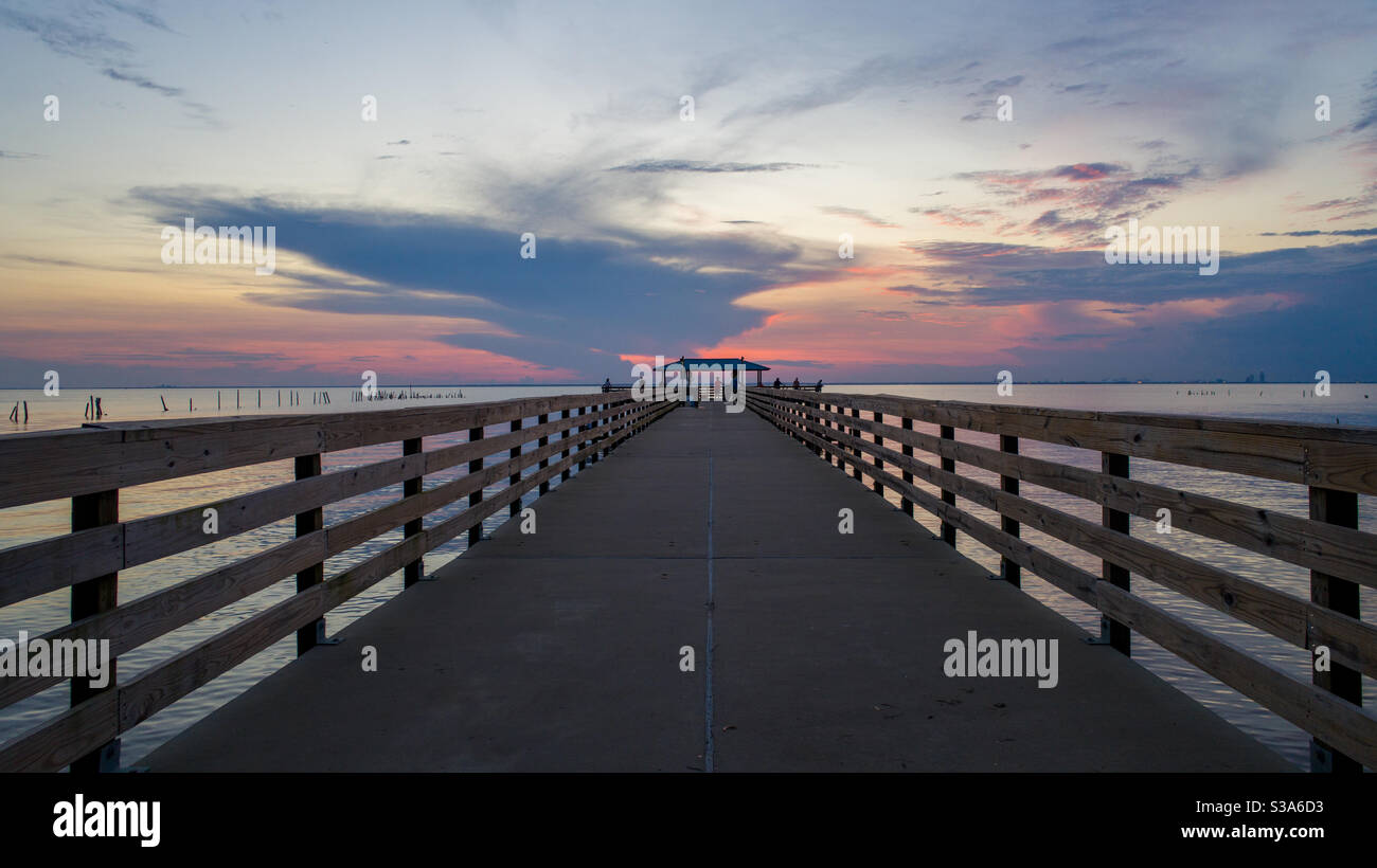 Muelle del parque Mayday al atardecer Foto de stock