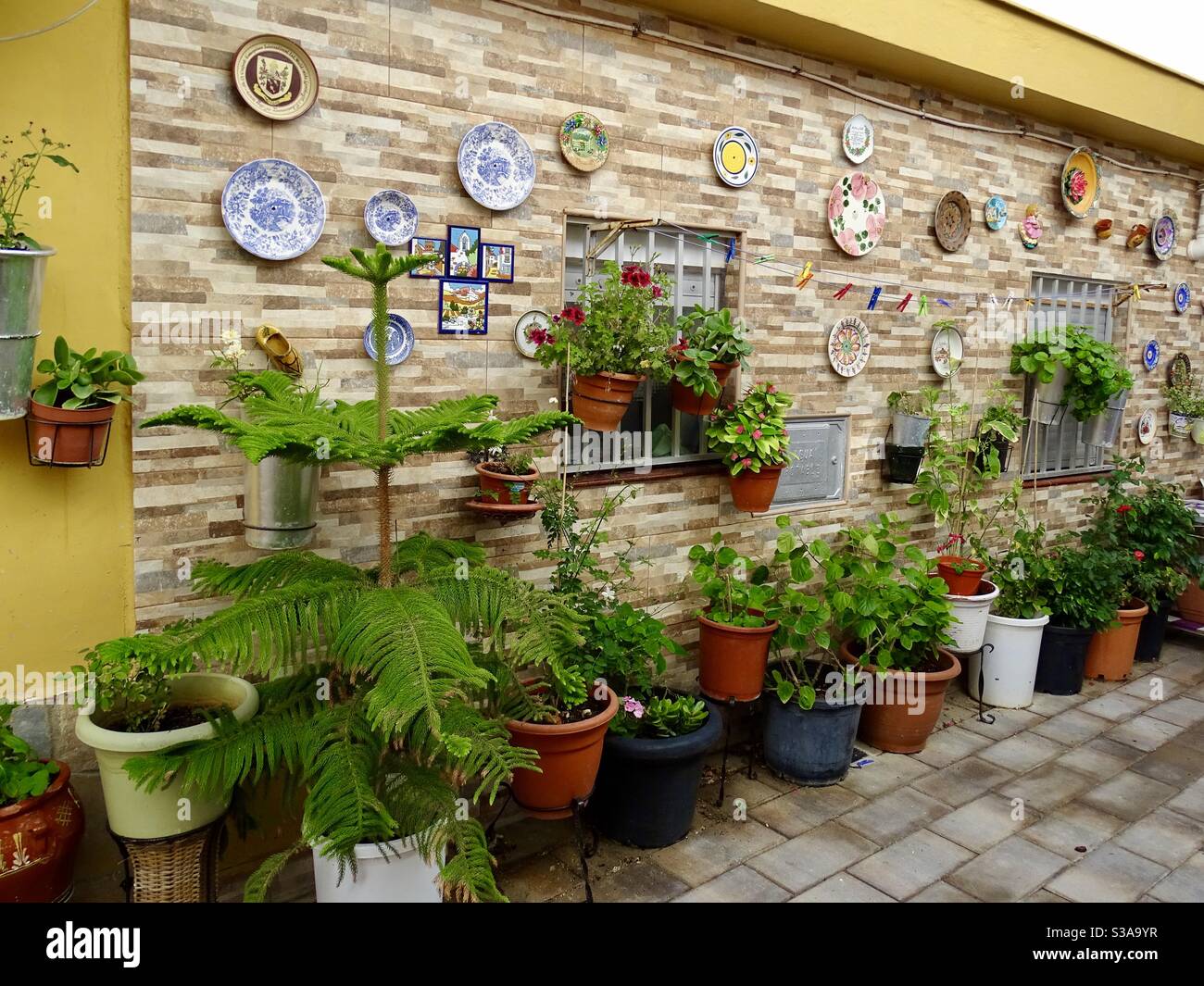 Decorative plates on wall fotografías e imágenes de alta resolución - Alamy