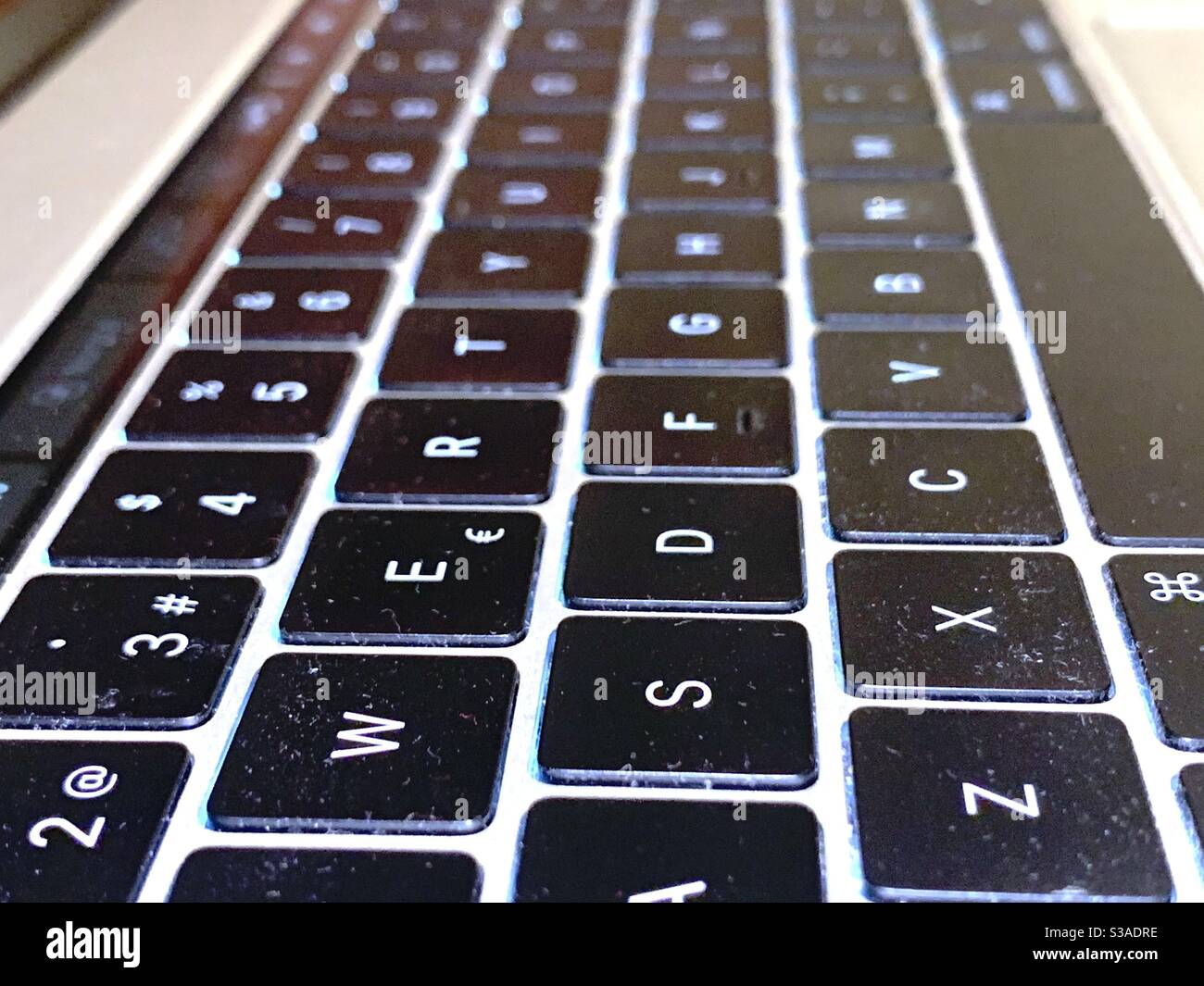 Ordenador portátil teclado retroiluminado plano Fotografía de stock - Alamy