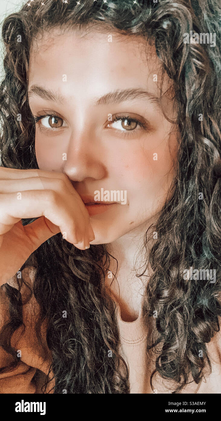 Alegre chasquido Feudal Día de niña de ojos marrones soñando con cabello rizado Fotografía de stock  - Alamy