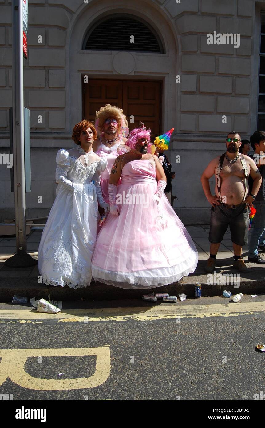 Desfile del orgullo Gay de Londres, hombres gays y reinas de arrastre se  visten con trajes fabulosos Fotografía de stock - Alamy