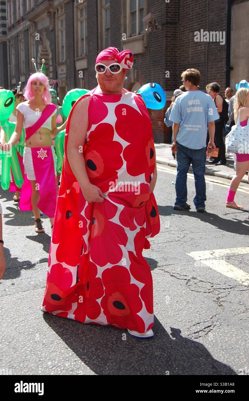 Desfile del orgullo Gay de Londres, hombres gays y reinas de arrastre se  visten con trajes fabulosos Fotografía de stock - Alamy
