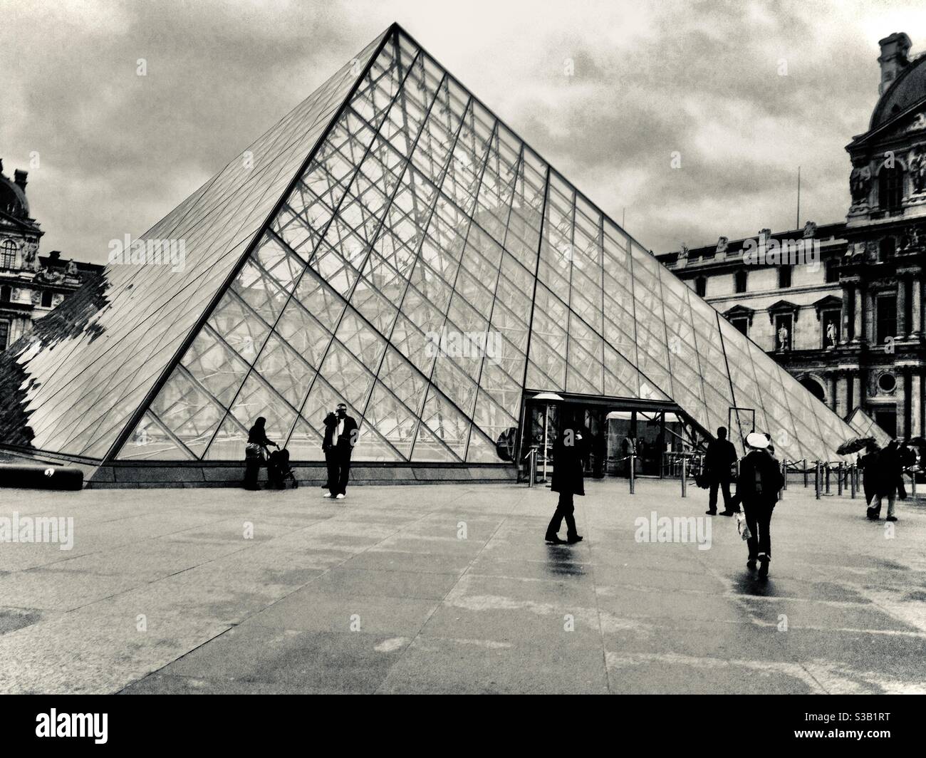 Fotografía monocromática de la pirámide del Louvre diseñada por IM Pei, París, Francia. Foto de stock
