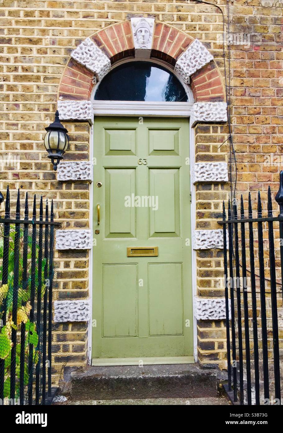 Detras de la puerta verde fotografías e imágenes de alta resolución - Alamy