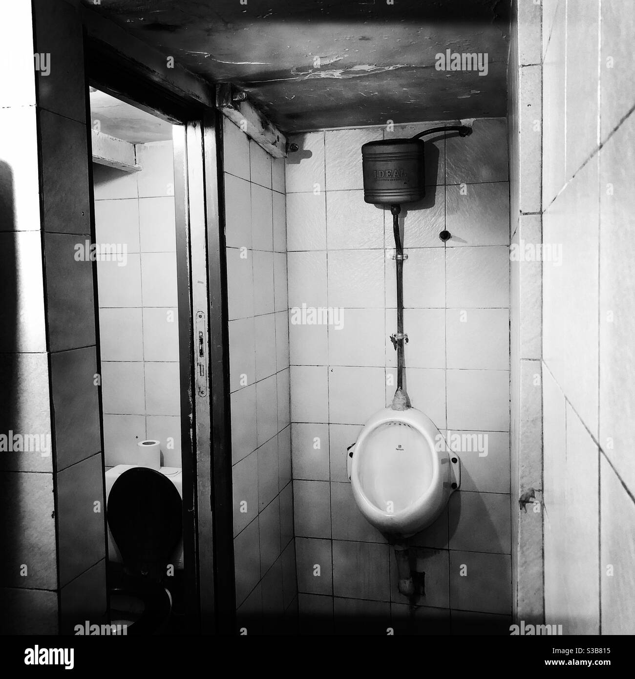 Un urinal sucio se ve en blanco y negro Fotografía de stock Alamy