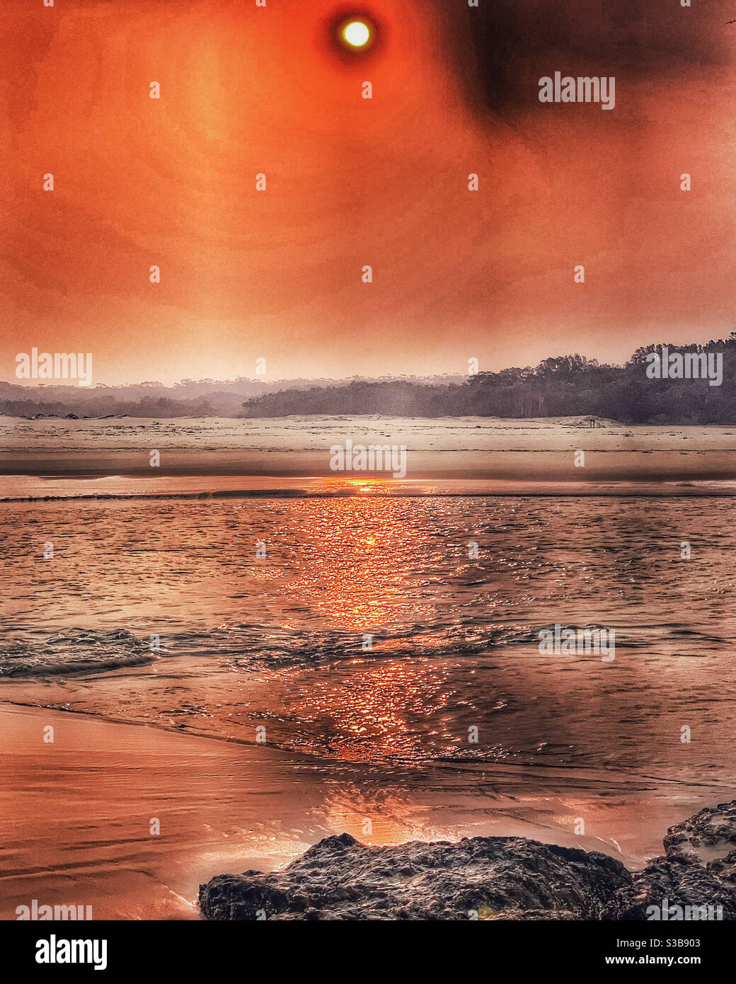 Edición artística de una escena de playa de color naranja de aspecto  inquietante atardecer Fotografía de stock - Alamy