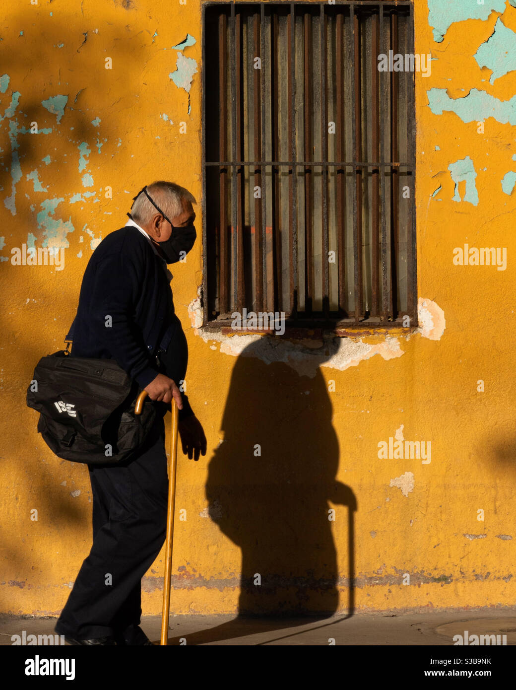 Paseo por la mañana en Antigua, Guatemala durante COVID-19 Foto de stock