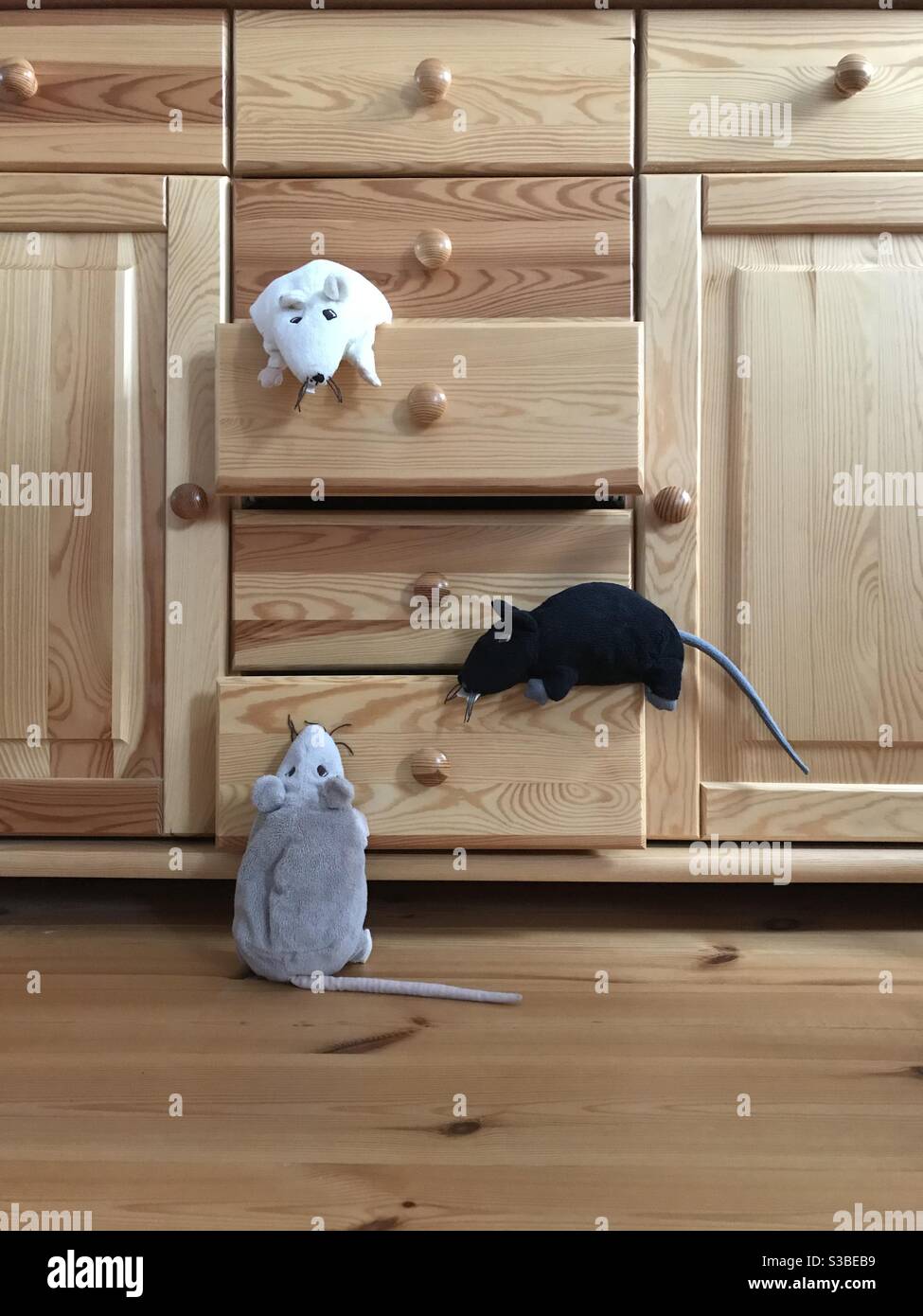 Tres ratones de plush en el interior del hogar Foto de stock