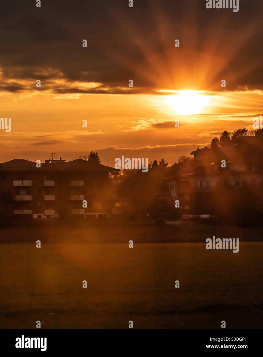 repetición Doctrina dilema Otoño Temporada de puesta de sol Hora de oro Cielo de oro tiempo soleado  Nubes Amanecer Fotografía de stock - Alamy