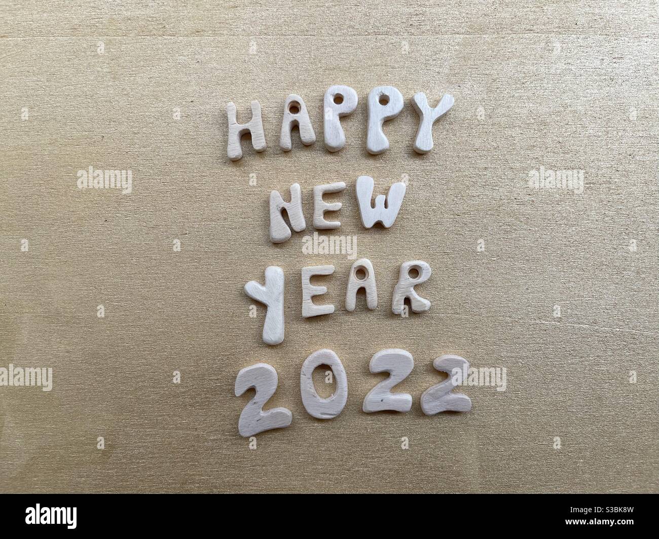 Feliz año Nuevo 2022 con letras y números de madera Foto de stock
