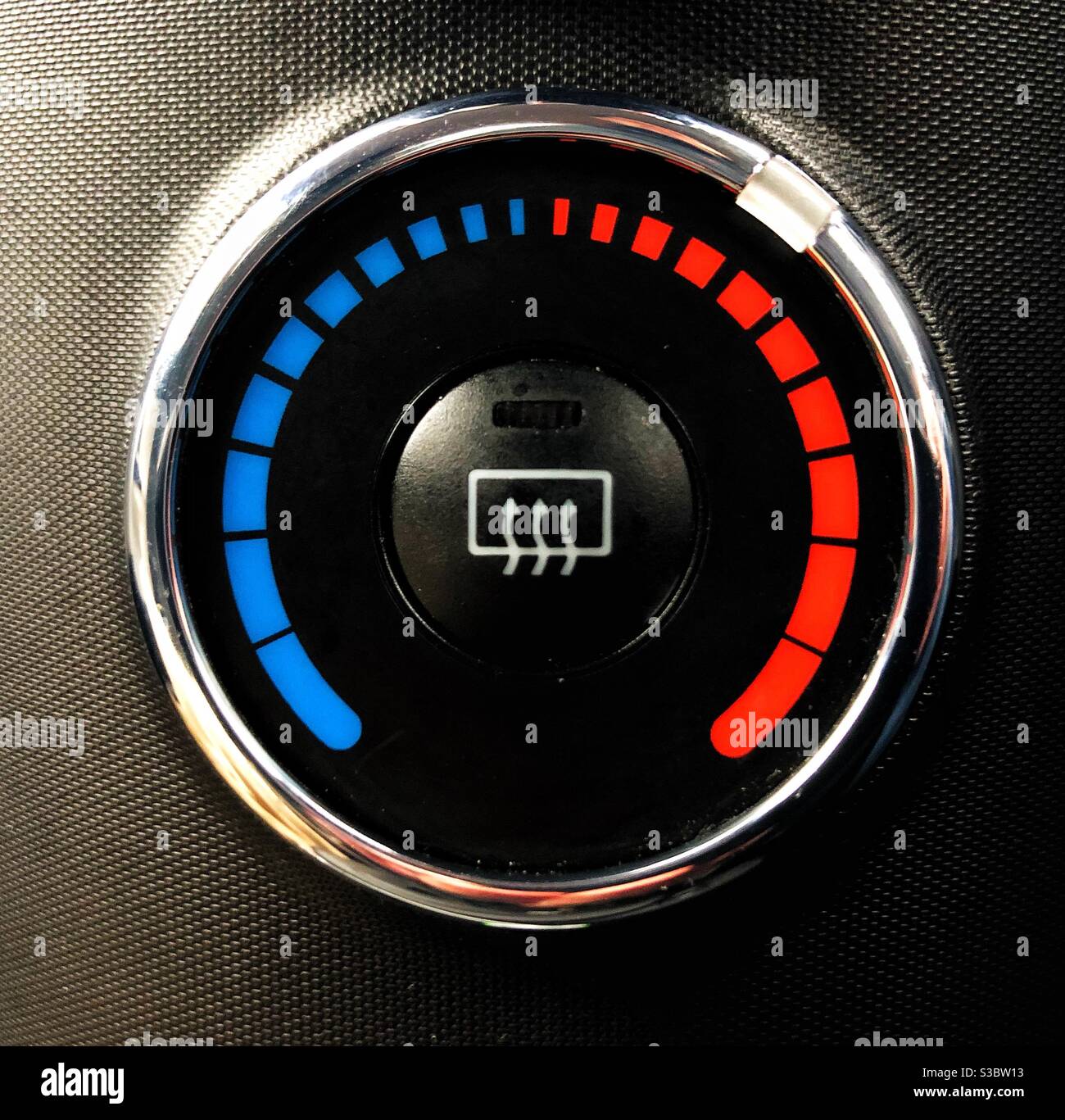 Un indicador de temperatura o calor y control en un coche Foto de stock