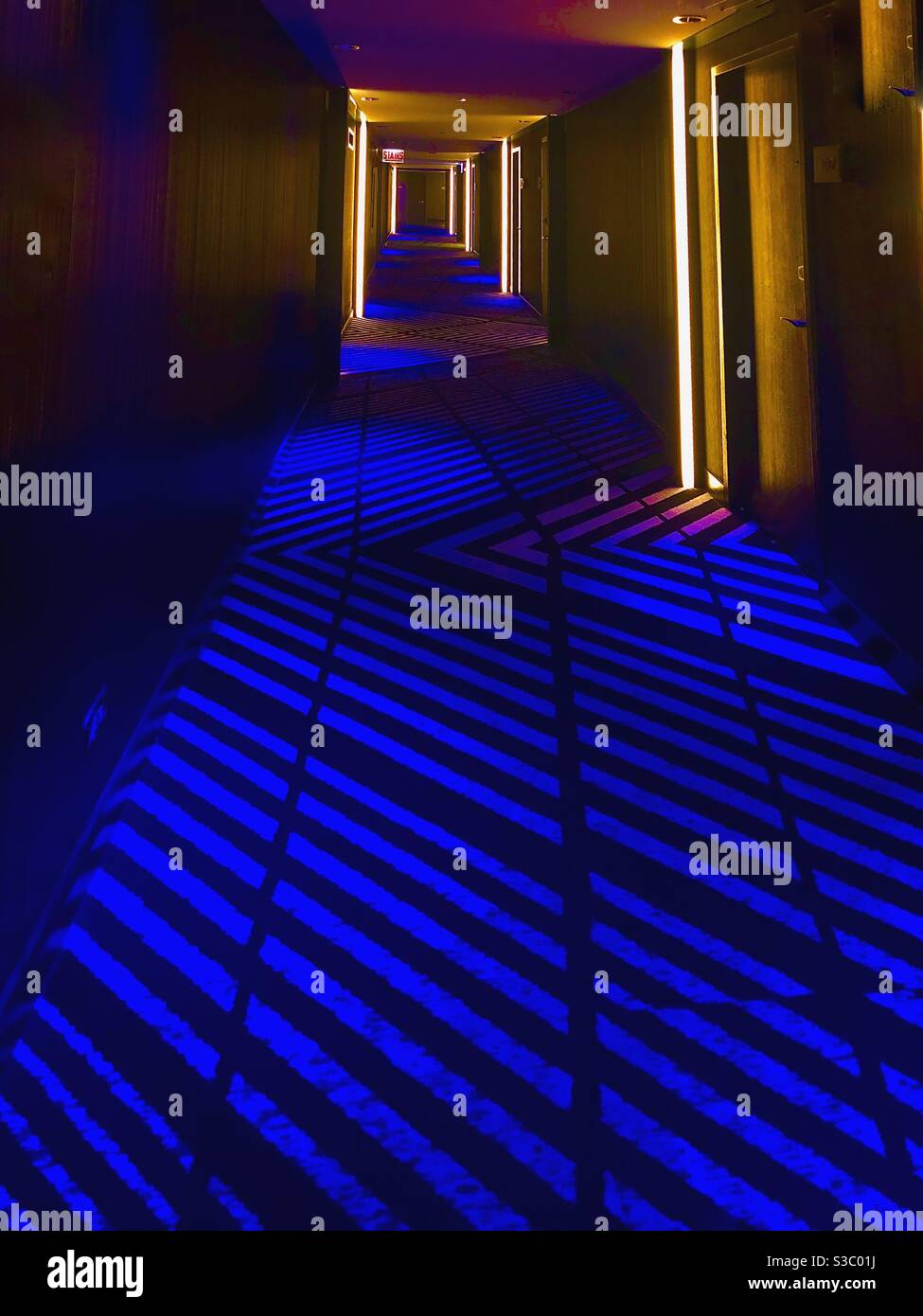 Una ilusión fabulosa creada con una iluminación especial en un pasillo del hotel W Chicago - Lakeshore. Foto de stock