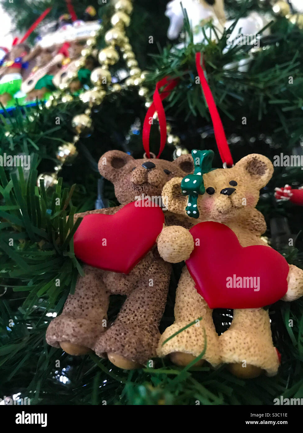 Adornos de oso de peluche vistos en un árbol de Navidad Fotografía de stock  - Alamy