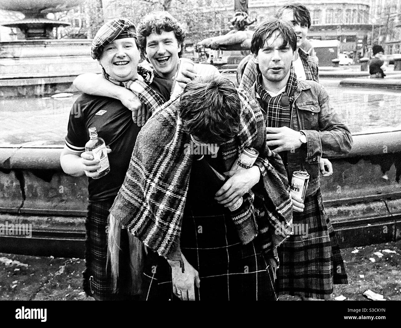 Fanáticos del fútbol escocés, 1980's, Trafalgar Square, Londres. Foto de stock