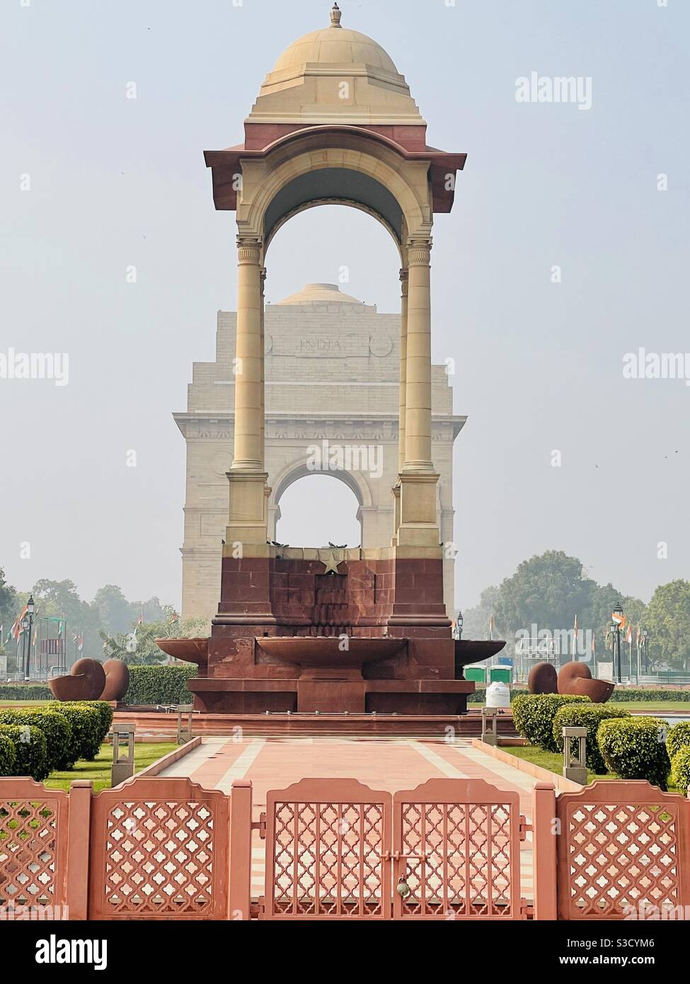 India Puerta Delhi en alineación con la princesa dosel Foto de stock