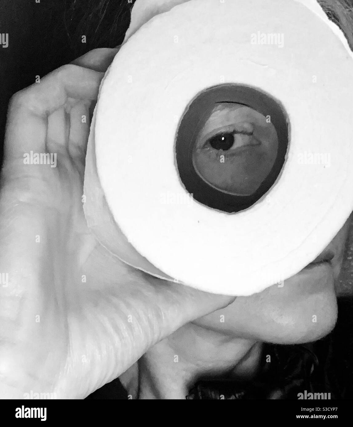 Una perspectiva única - persona mirando a través de un rollo de papel  higiénico que muestra un ojo y pestañas/ piel justa Foto-telescopio  mujer-blanco y negro Fotografía de stock - Alamy