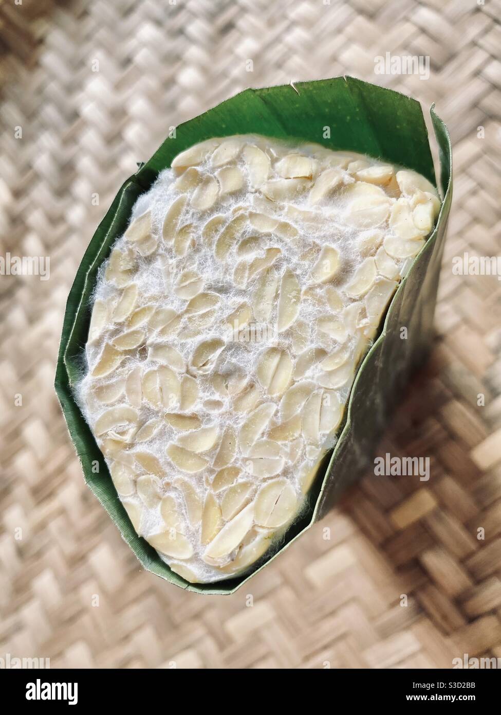 Tempeh es nativo de la cocina Indonesia, está hecho de soja fermentada