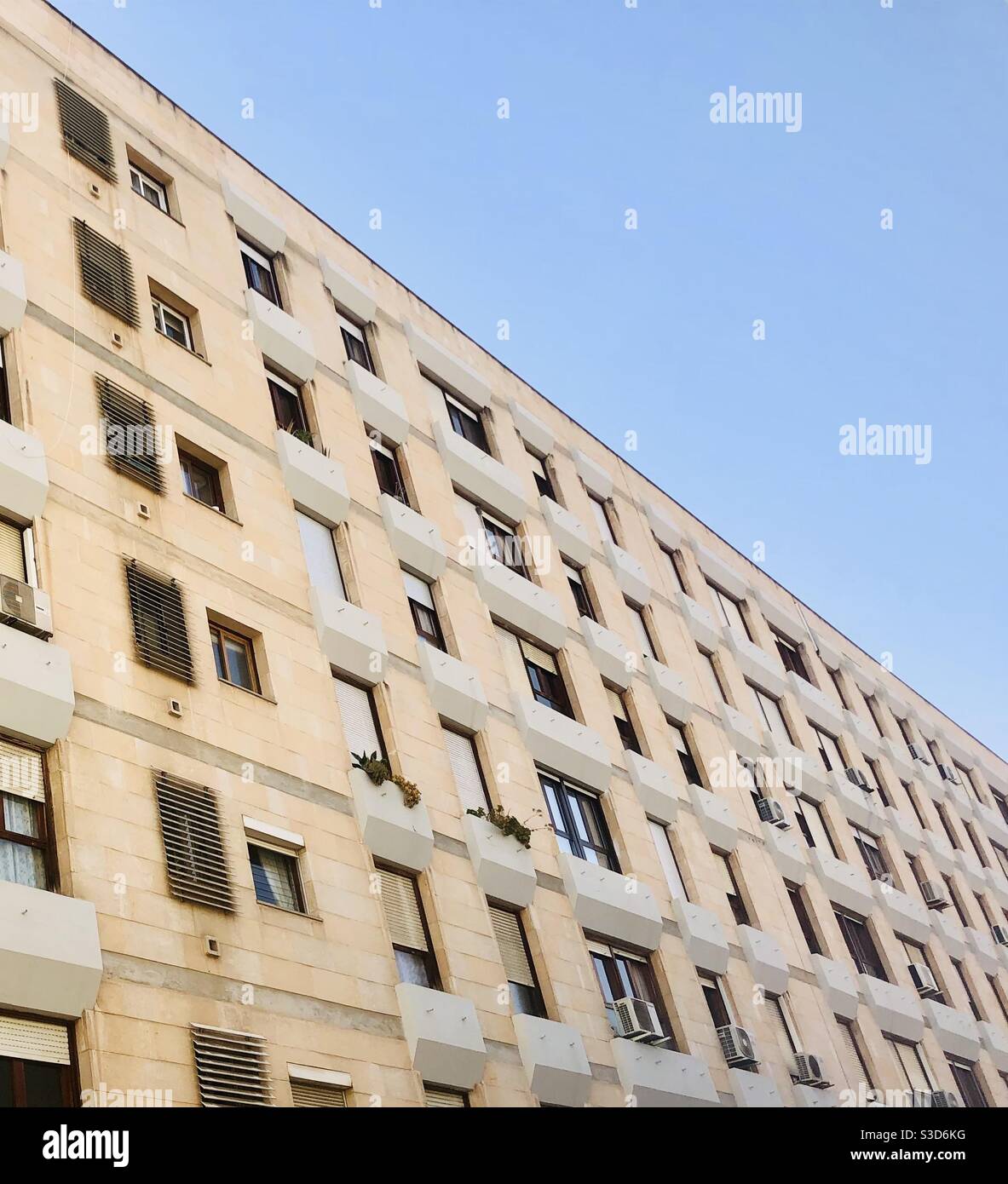 Edificio diagonal de la ciudad en un día soleado Foto de stock