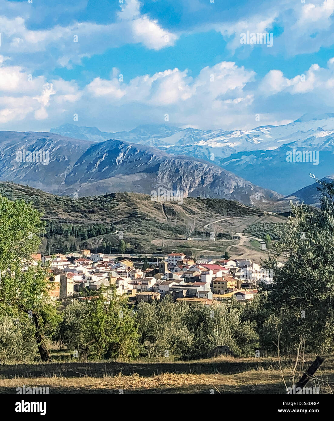 Vista de Beas de Granada con la Sierra Nevadas, España Foto de stock