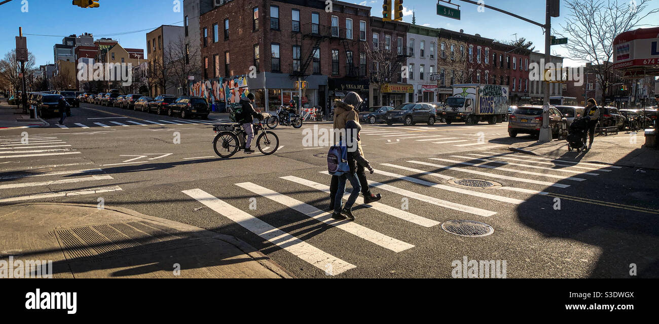 Cruce de la avenida 5th y la calle 20th en South Park Slope, Brooklyn, Nueva York Foto de stock