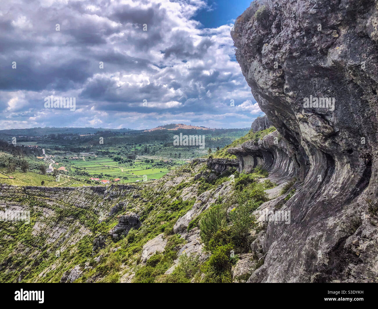 Cara de roca curva - Fórmula, Porto de Mòs, Portugal - Mayo 2020 Foto de stock
