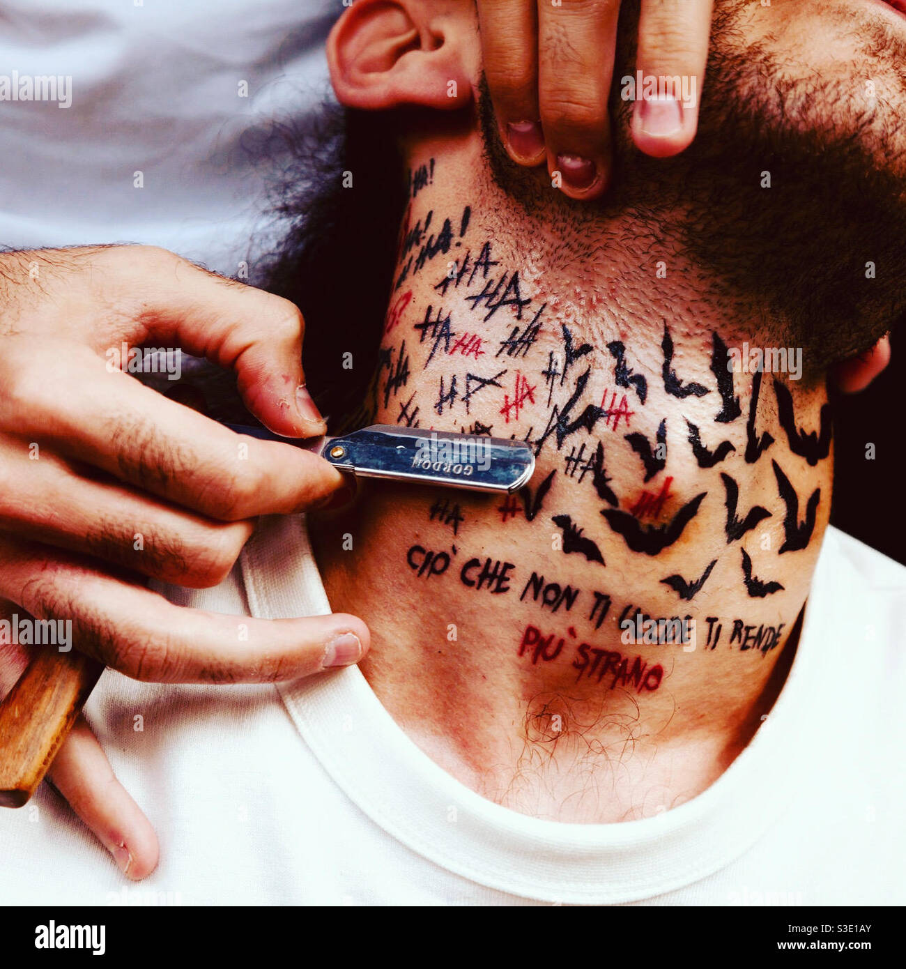 Batman tatuaje y banda de barbero Fotografía de stock - Alamy