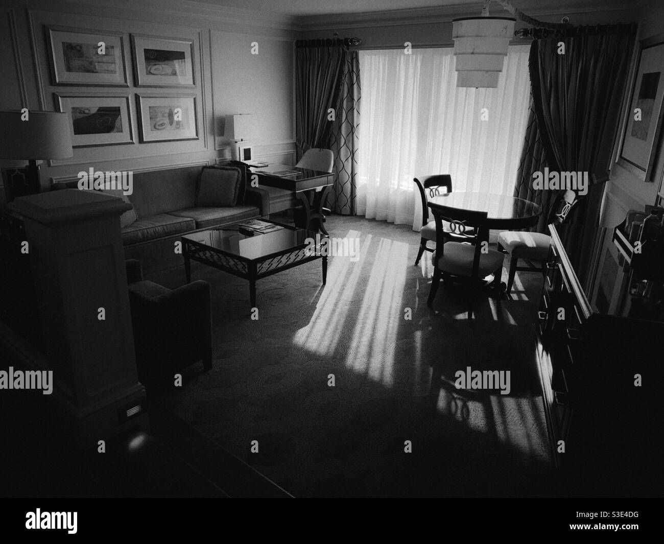 La sala de estar del Venetian - las Vegas Luxury Suites con la luz natural que viene de la cortina en negro y blanco Foto de stock