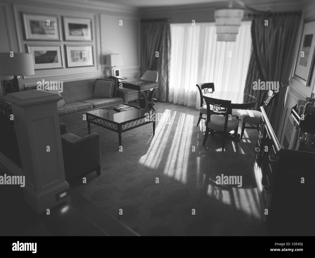 La sala de estar del Venetian - las Vegas Luxury Suites con la luz natural que viene de la cortina en negro y blanco (1) Foto de stock