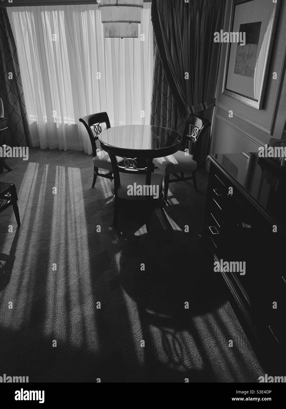 La sala de estar del Venetian - las Vegas Luxury Suites con la luz natural que viene de la cortina en negro y blanco Foto de stock