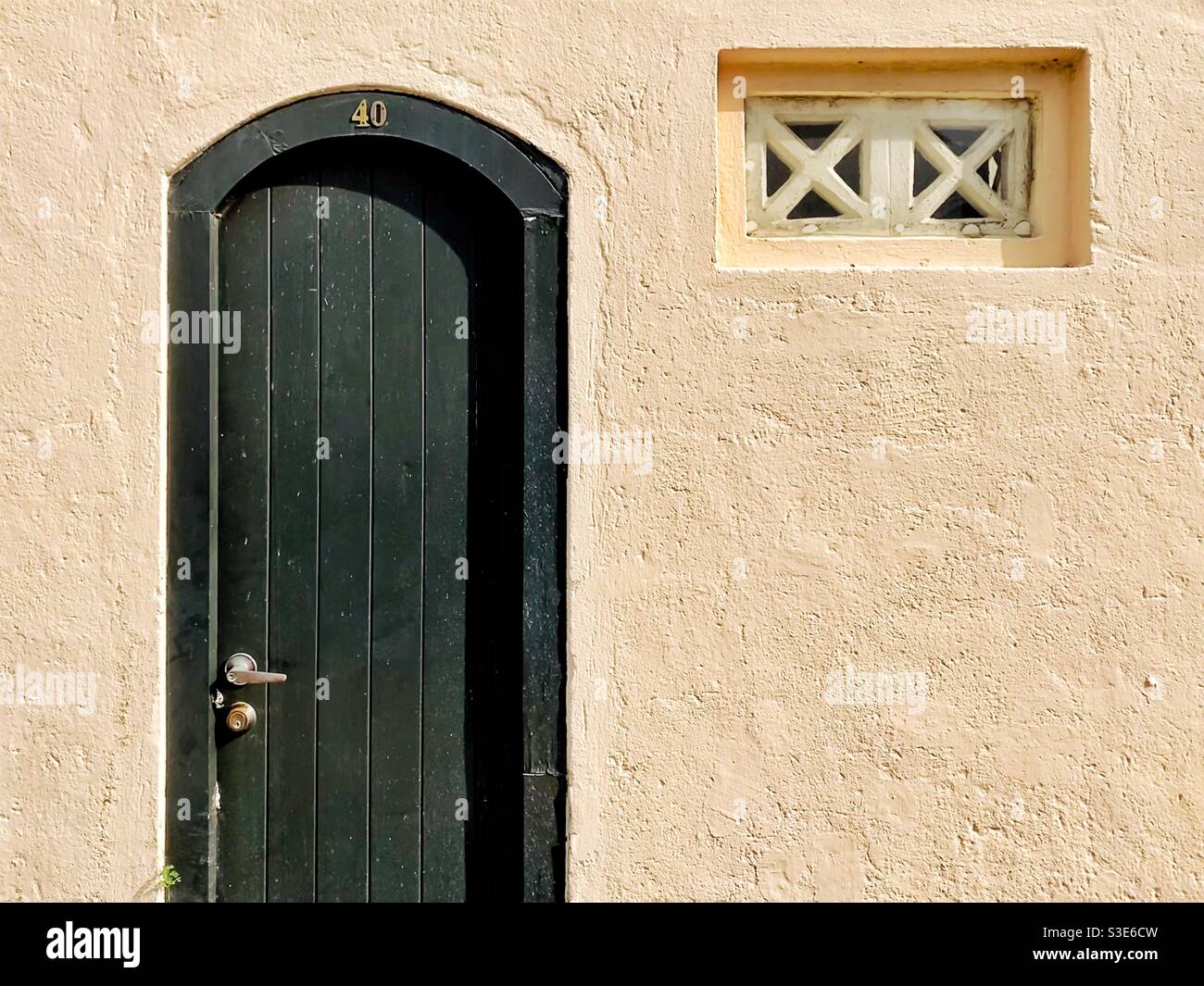 Puerta y ventana sencillas y sencillas Foto de stock