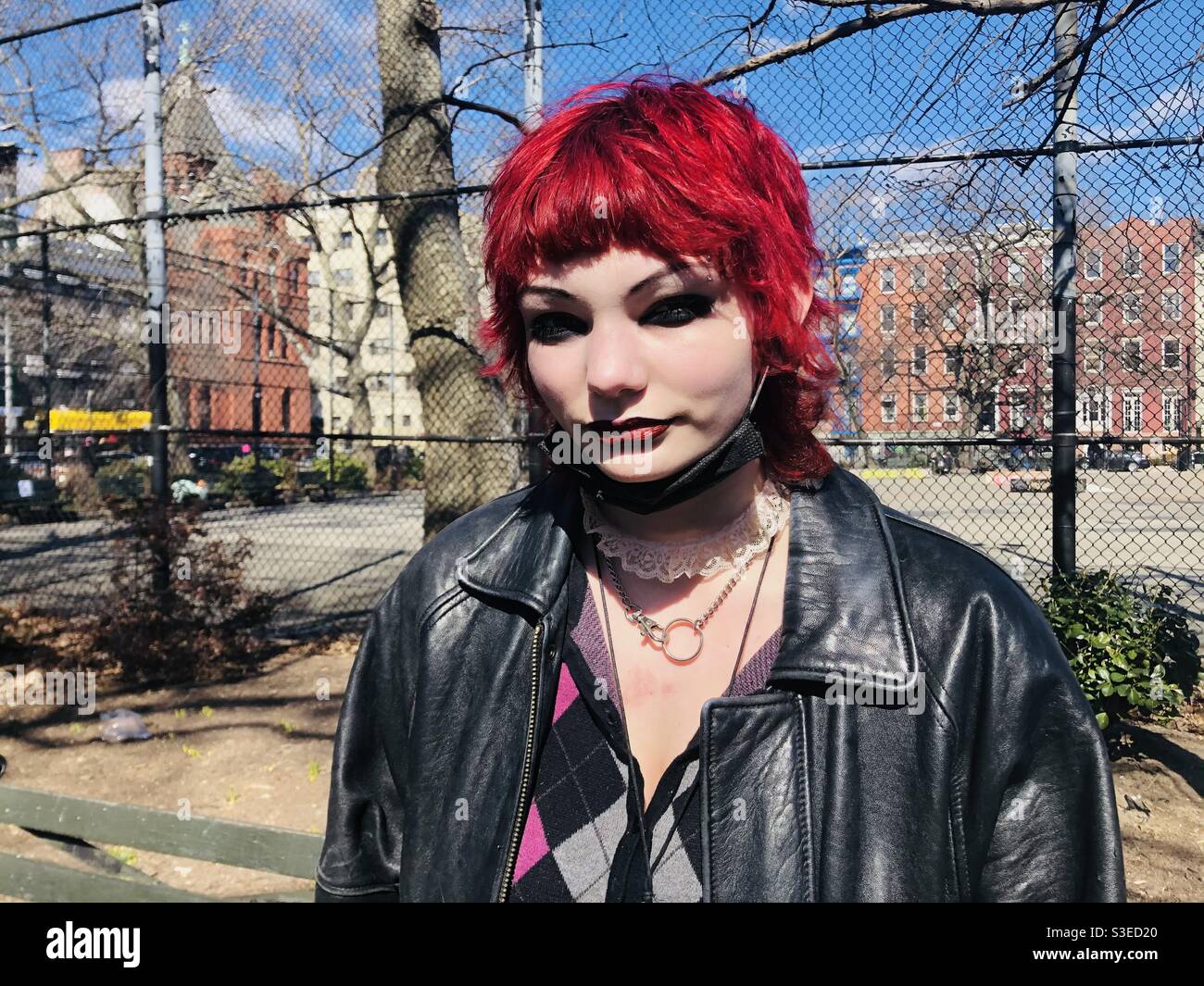 Niña adolescente de New Yorker en chaqueta de cuero, ropa de punk-basura y pelo rojo en Tompkins parque cuadrado en parte inferior este de manhattan Fotografía de stock - Alamy