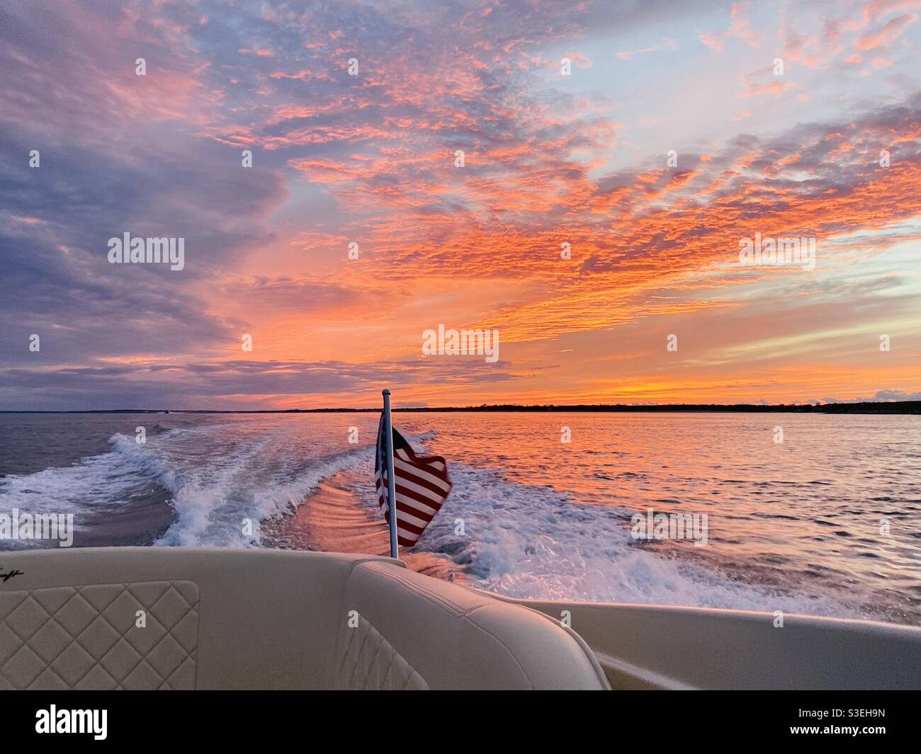 Navegando en la puesta de sol en los Hamptons Foto de stock