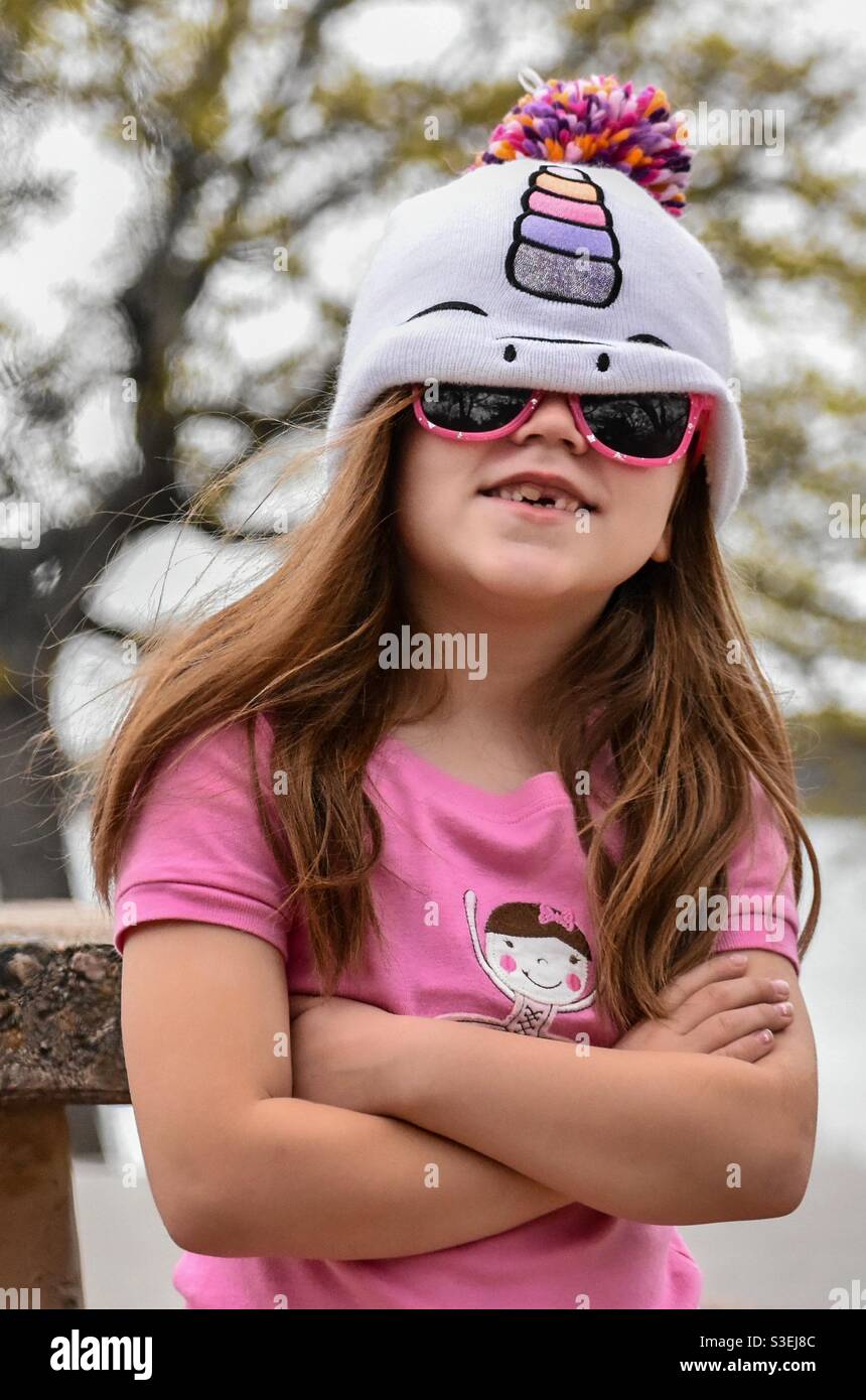 Niña deportiva sus nuevas gafas de sol y gorro favorito Fotografía de stock  - Alamy
