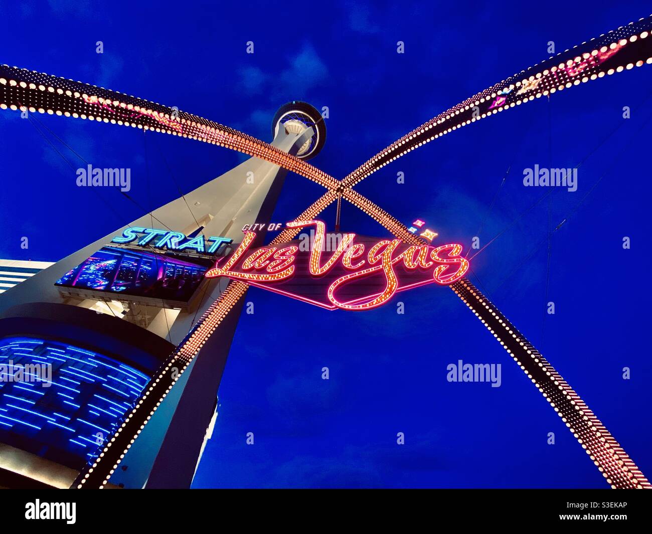 Acogedor cartel/arco con la icónica torre de la Stratosphere en Las Vegas, Nevada Foto de stock