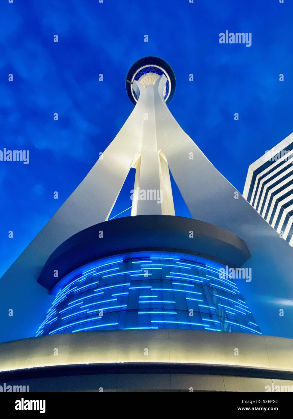 Vista en perspectiva de la emblemática torre del Casino Stratosphere desde la base. Las Vegas, Nevada Foto de stock