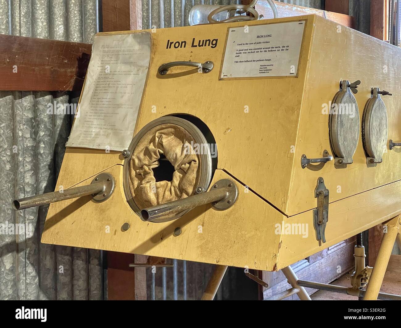 Máquina de hierro para el pulmón utilizada para tratar a las víctimas de la poliomielitis en Pioneer Village en Inverell, Nueva Gales del Sur, Australia. Concepto - Consecuencias del rechazo de la vacuna Foto de stock