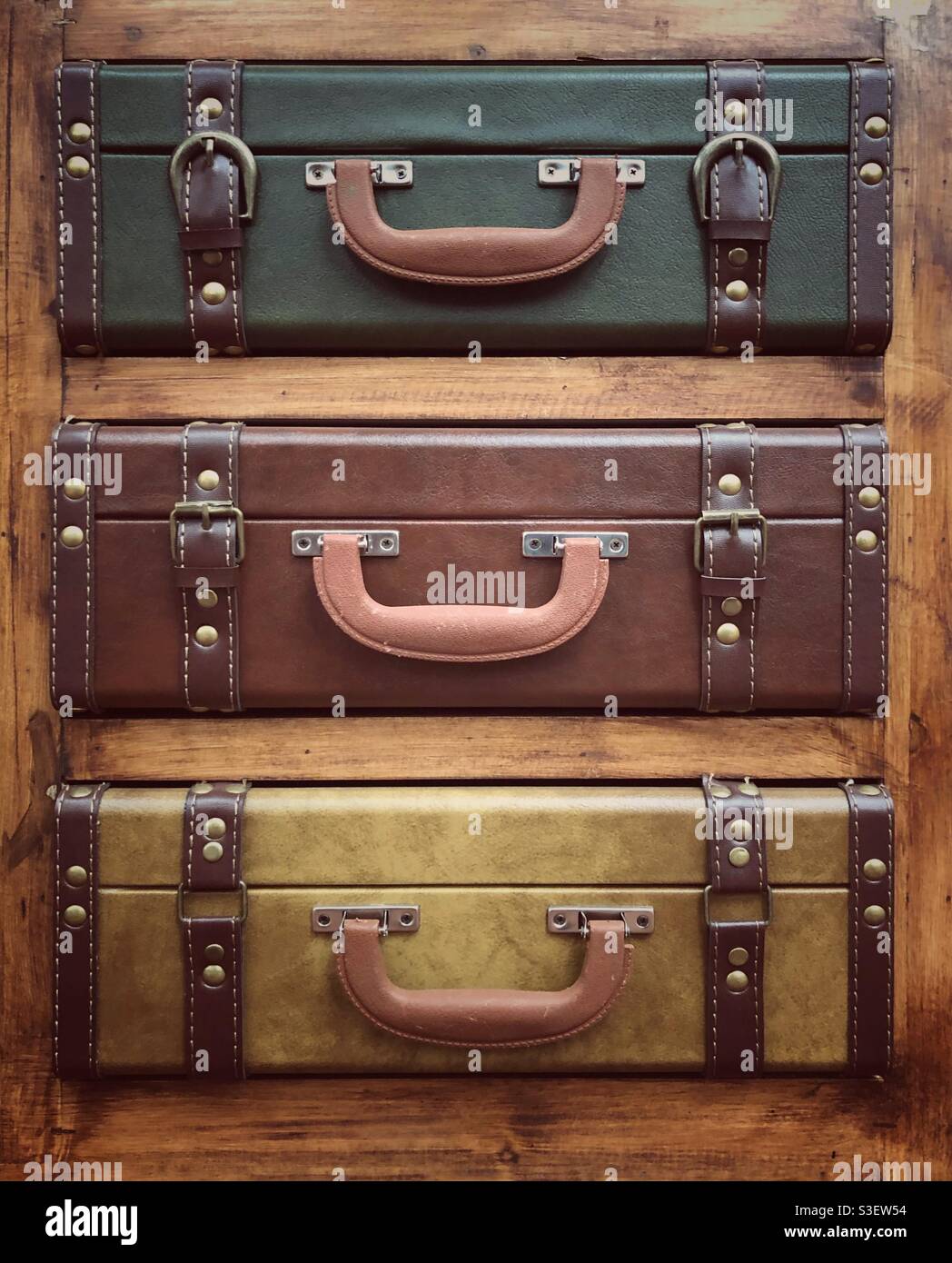Equipaje de viaje clásico o maletas antiguas apiladas en la parte superior  uno del otro Fotografía de stock - Alamy