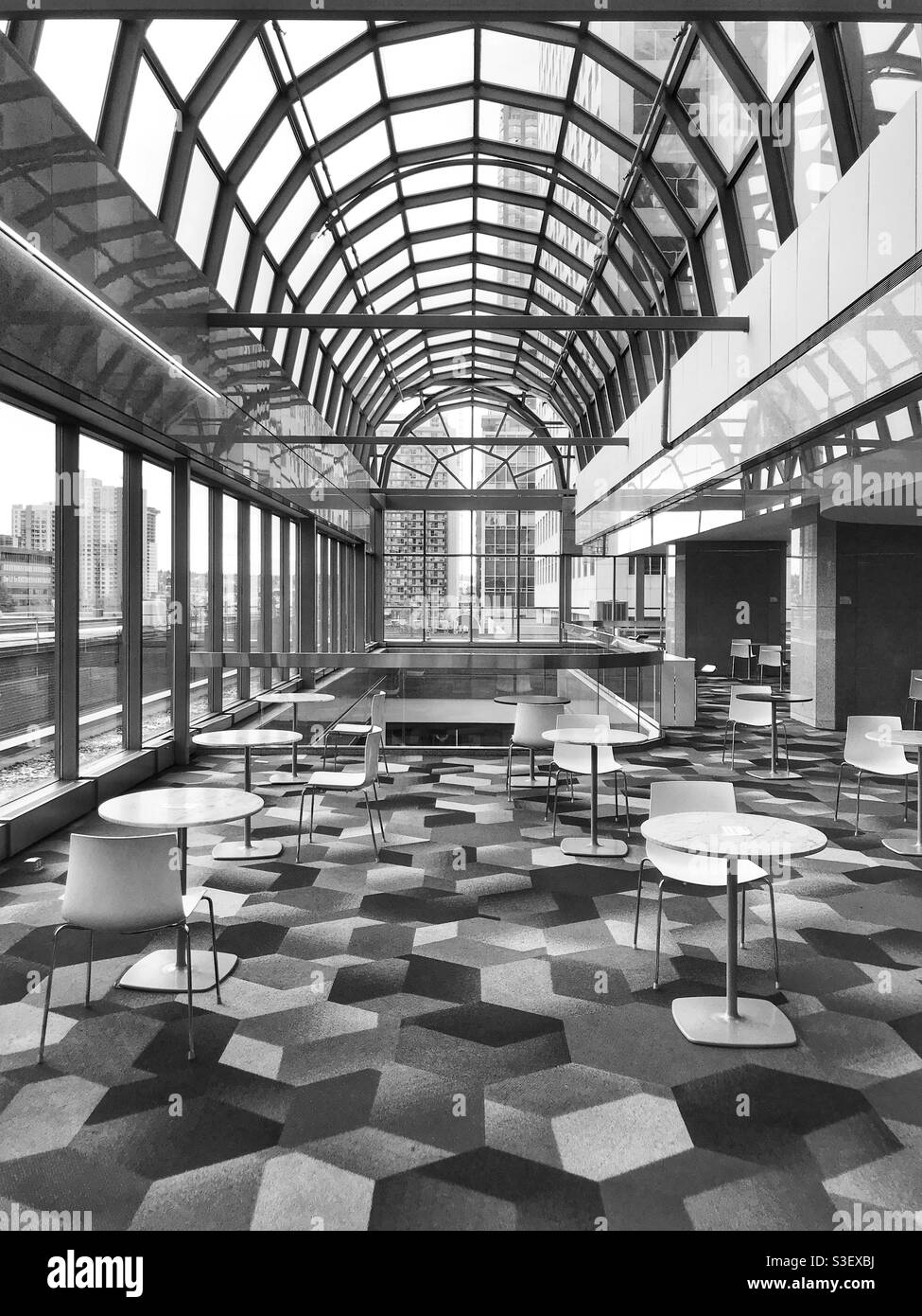 Zona de asientos desierta en un edificio de oficinas del centro, en Calgary, Alberta, Canadá. Foto de stock