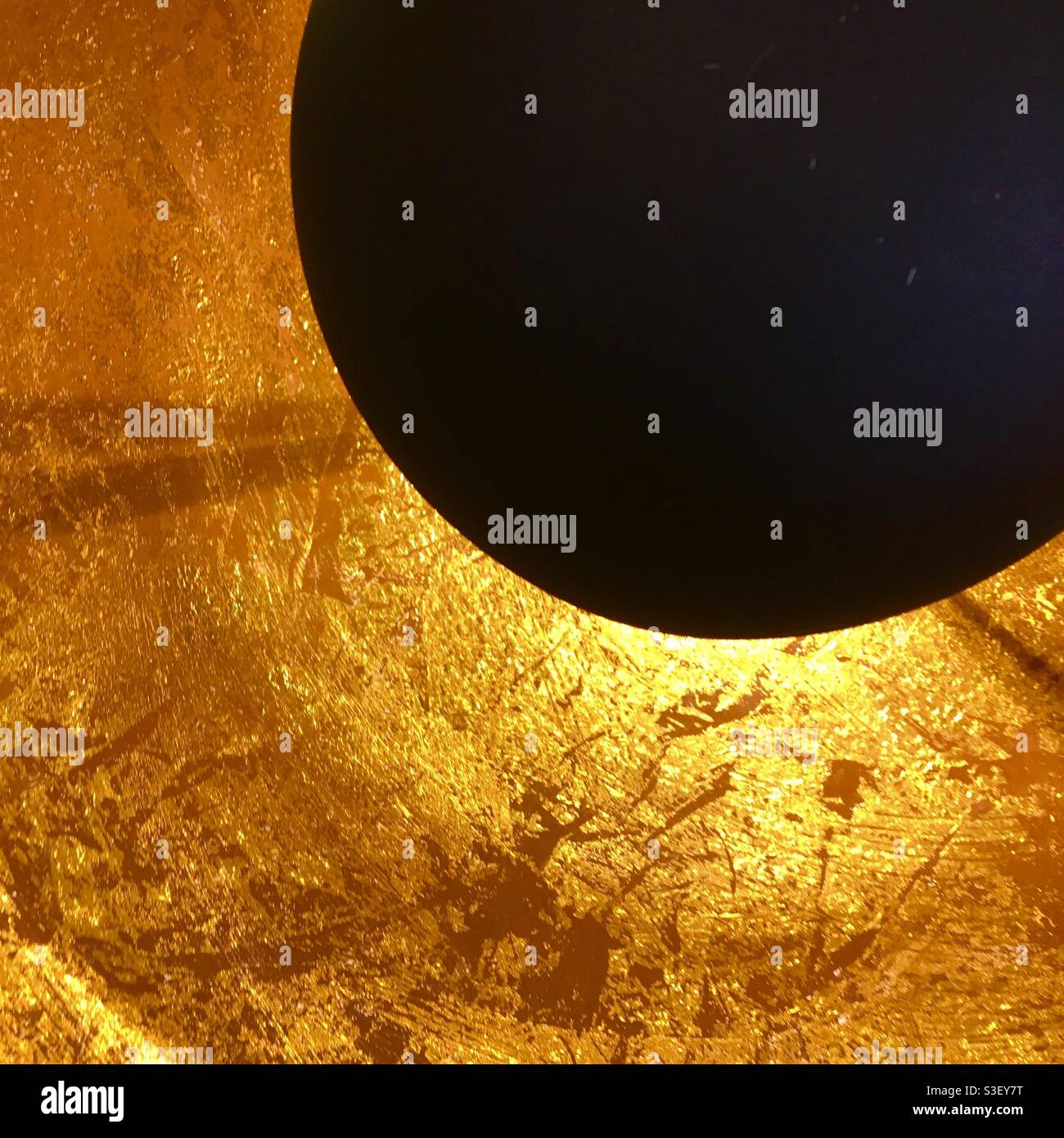 Parasol dorado con centro negro Fotografía de stock - Alamy