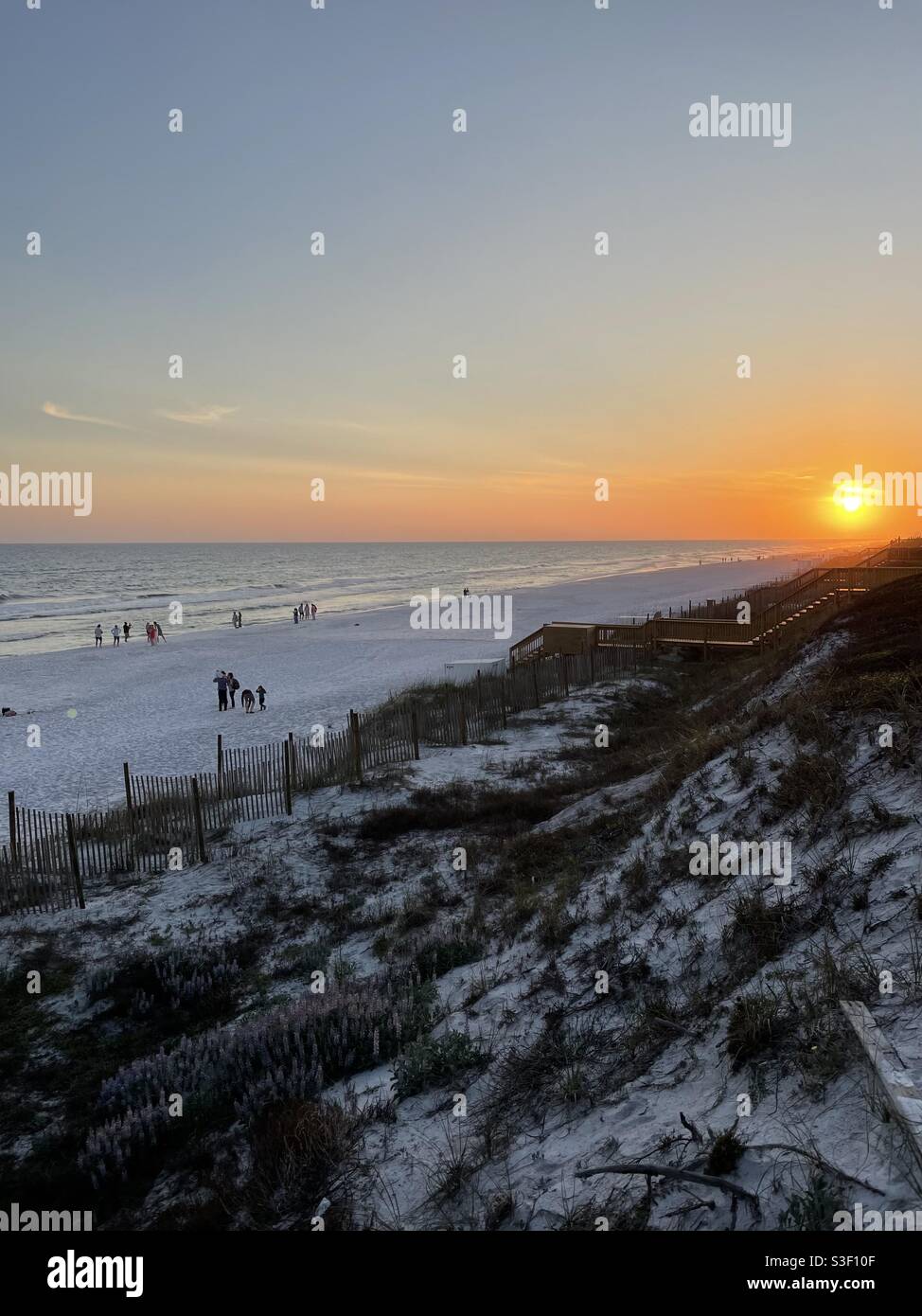 Vista superior de la gente disfrutando de la playa de arena blanca Playa de Florida Foto de stock