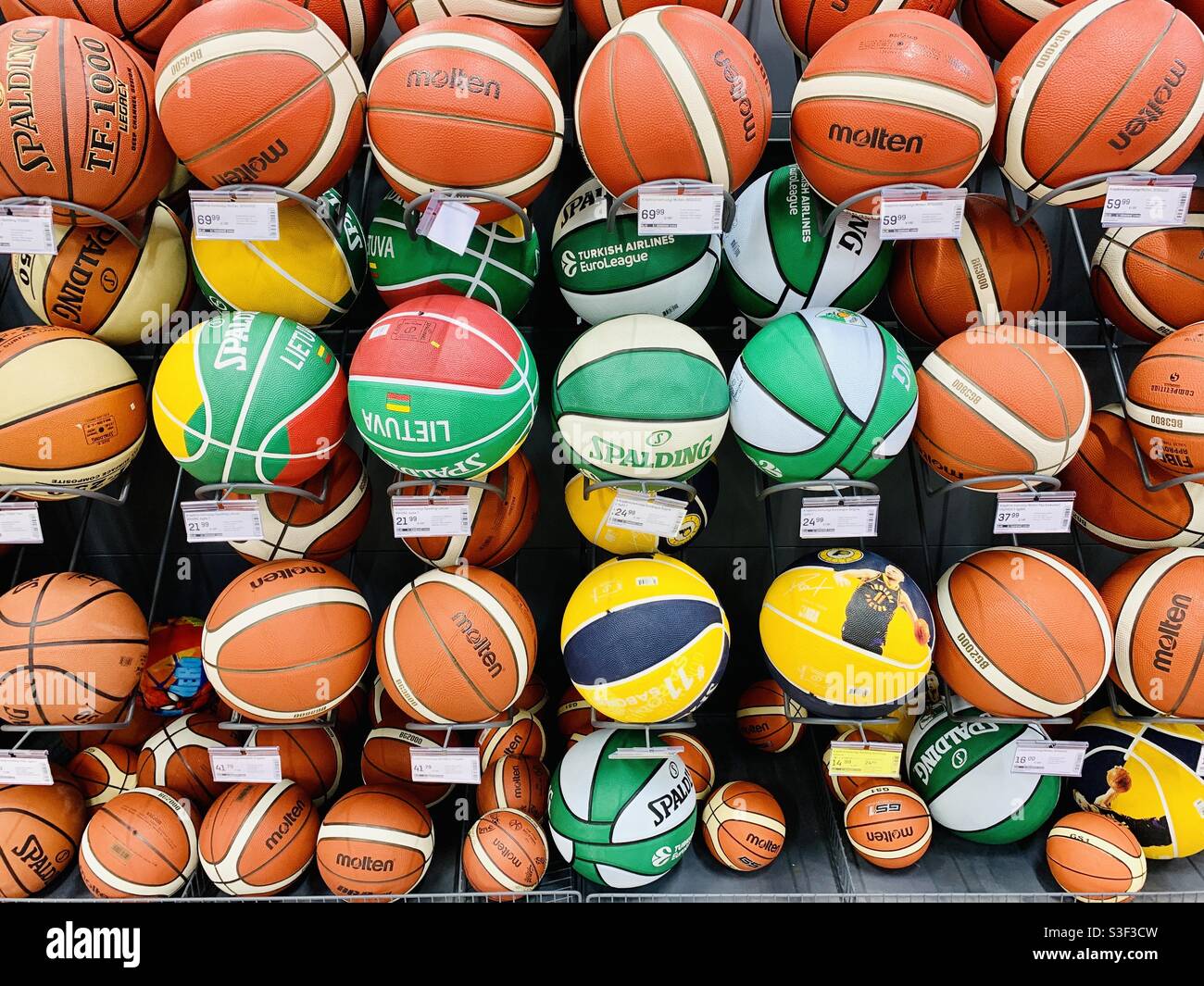 Pelotas de baloncesto a la venta en la tienda de artículos deportivos  Fotografía de stock - Alamy